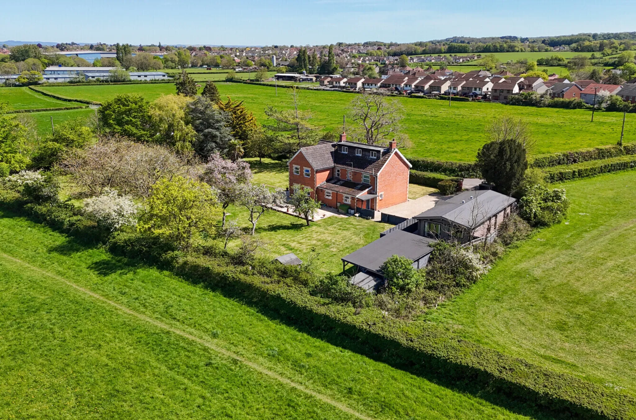 https://mr0.homeflow-assets.co.uk/files/photo/image/47091/8571/_x_/55868451.jpg