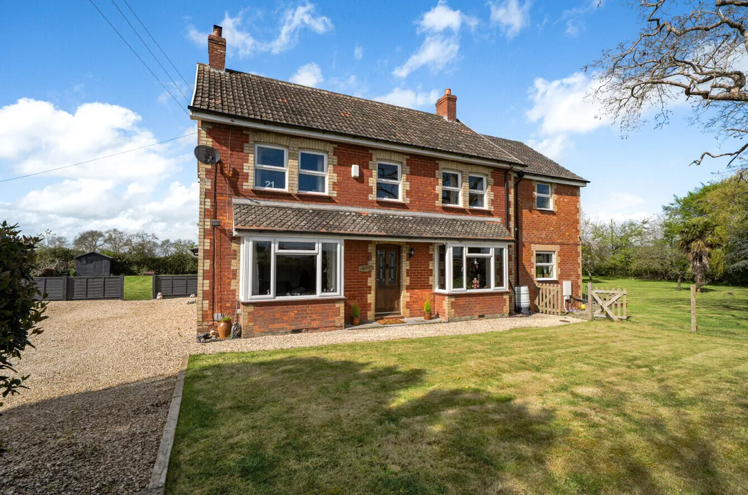 https://mr0.homeflow-assets.co.uk/files/photo/image/47091/8578/_x_/55649106.jpg
