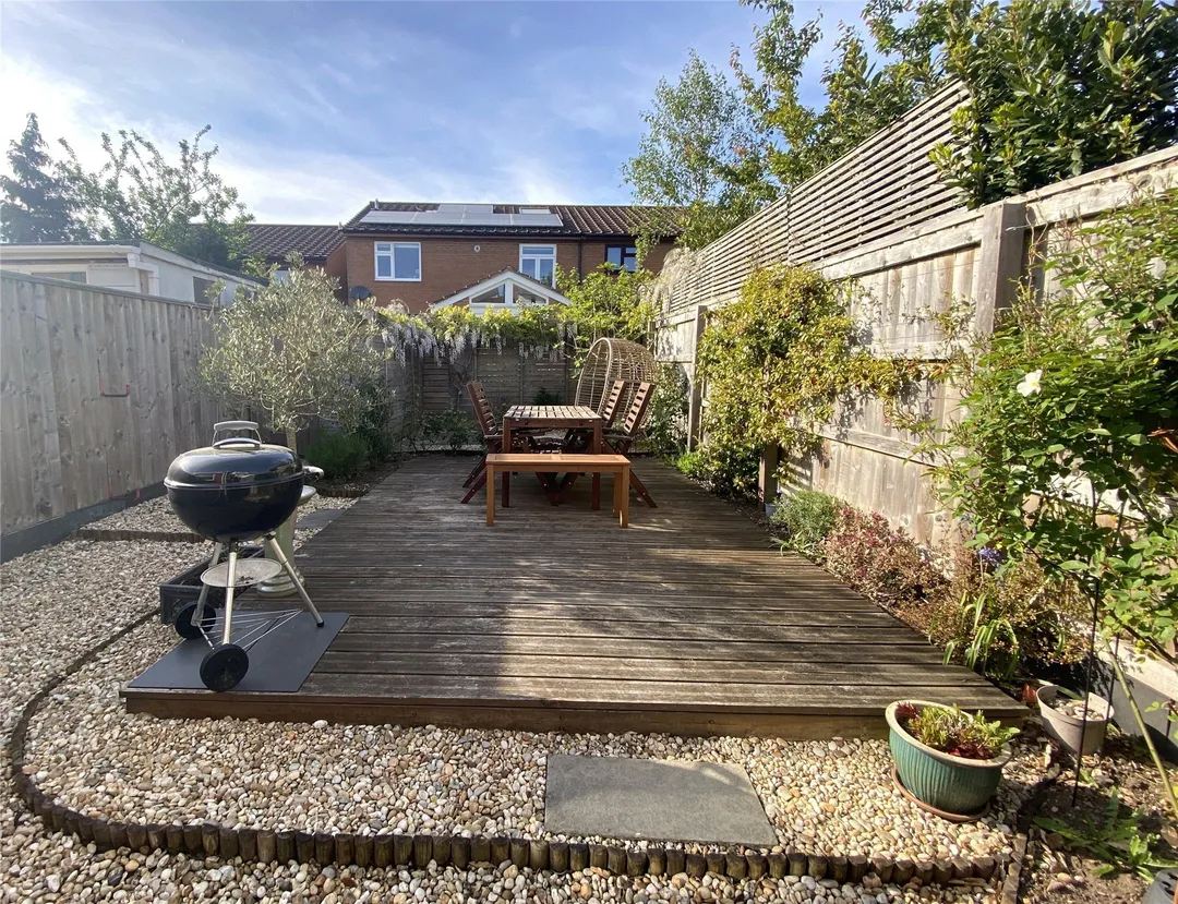https://mr0.homeflow-assets.co.uk/files/photo/image/47091/9453/_x_/TOP240243_23.jpg