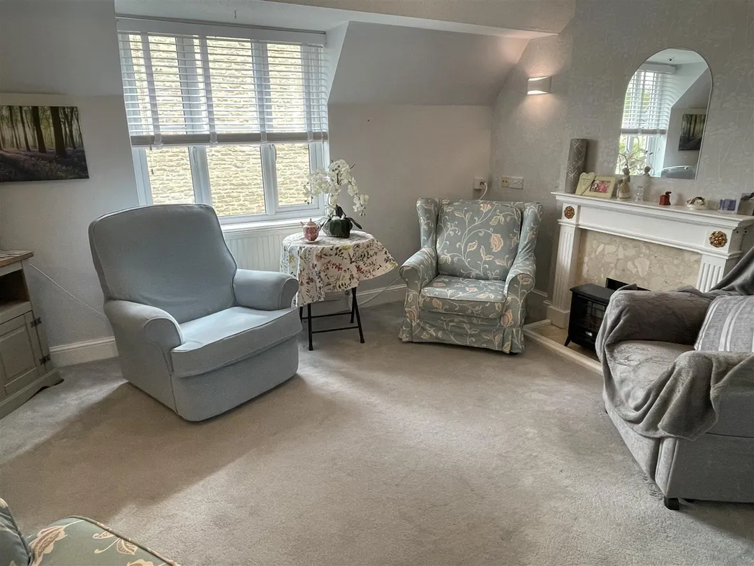 https://mr0.homeflow-assets.co.uk/files/photo/image/47098/3857/_x_/-WJl8rK8PkeHcQRjcPIy4w.jpg