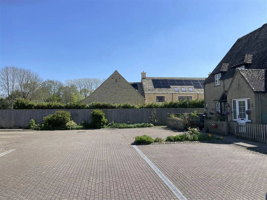 https://mr0.homeflow-assets.co.uk/files/photo/image/47098/3867/_x_/m8zXuHZYRkKdgh6x40gs3A.jpg