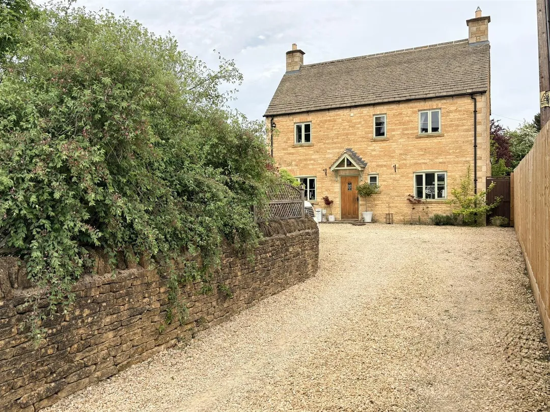 https://mr0.homeflow-assets.co.uk/files/photo/image/47112/8927/_x_/M921HIQ3SEqg7w6shZ4Geg.jpg