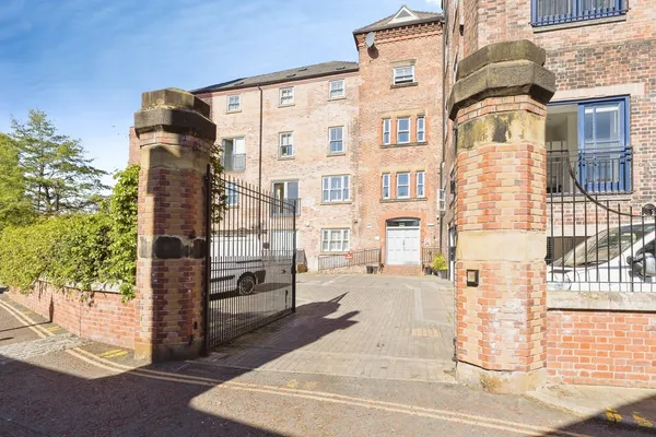 Tuttle Street, Wrexham, LL13