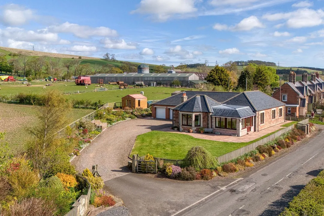 https://mr0.homeflow-assets.co.uk/files/photo/image/47126/4382/_x_/47File_HDR-106.jpg