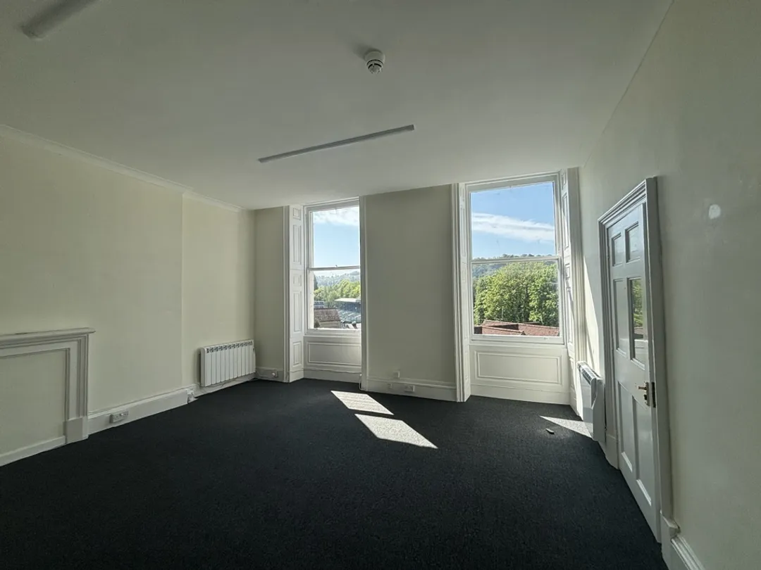 https://mr0.homeflow-assets.co.uk/files/photo/image/47128/1610/_x_/6829d8d6-aa44-4115-a5d8-1aa38c99ab5b_web.jpg