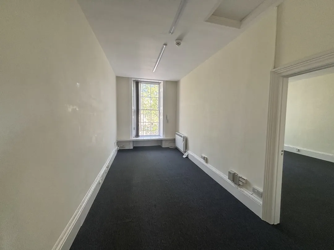 https://mr0.homeflow-assets.co.uk/files/photo/image/47128/1613/_x_/2f0c18b1-0fe0-4bc9-b8dc-d92ef4b86de2_web.jpg