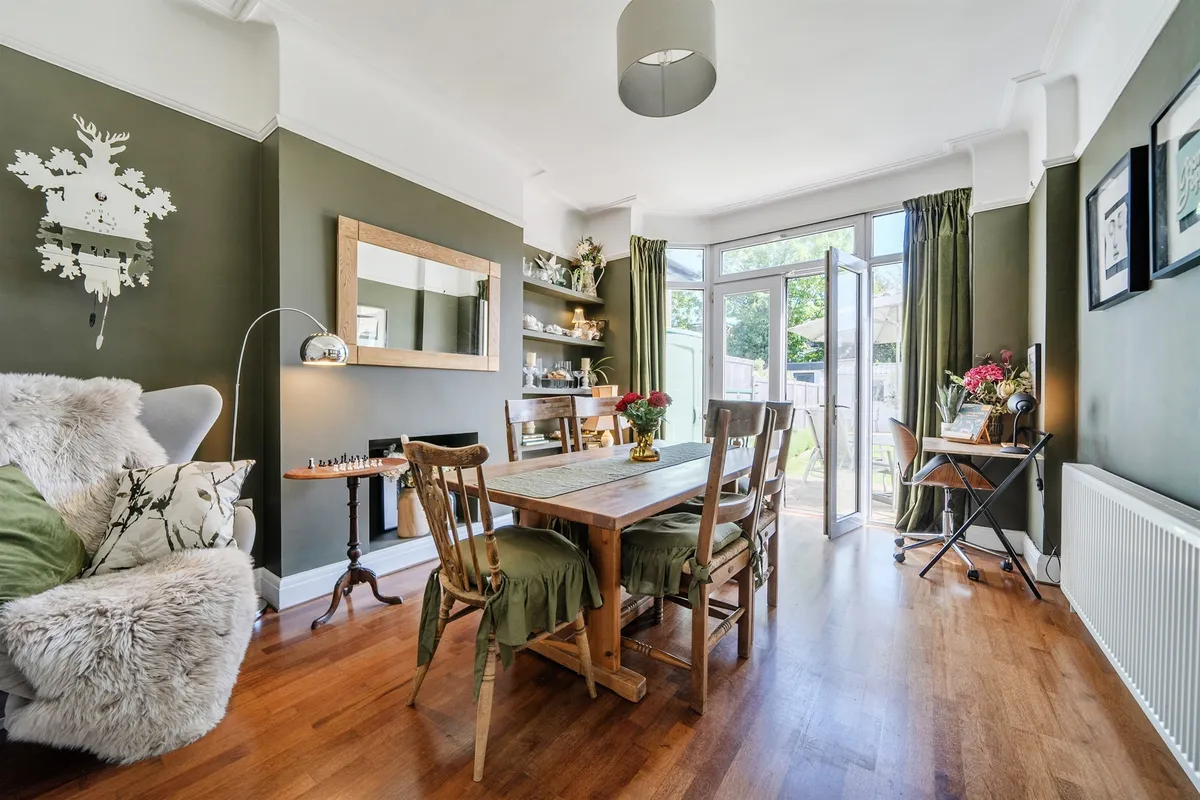 Queen Annes Grove, Enfield