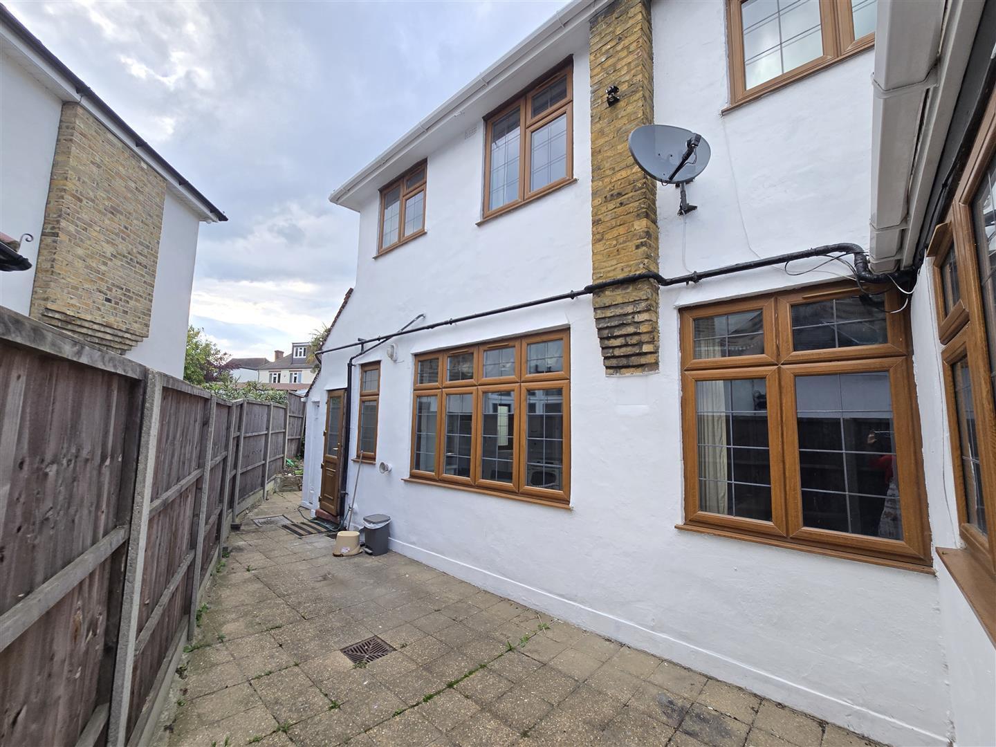 Mount Drive, Wembley Image 5