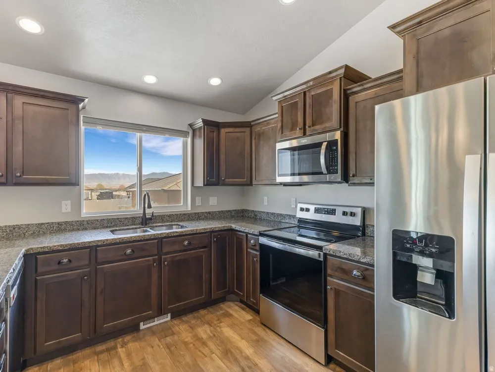 573 S Maxwell Dr, Grantsville, UT 84029