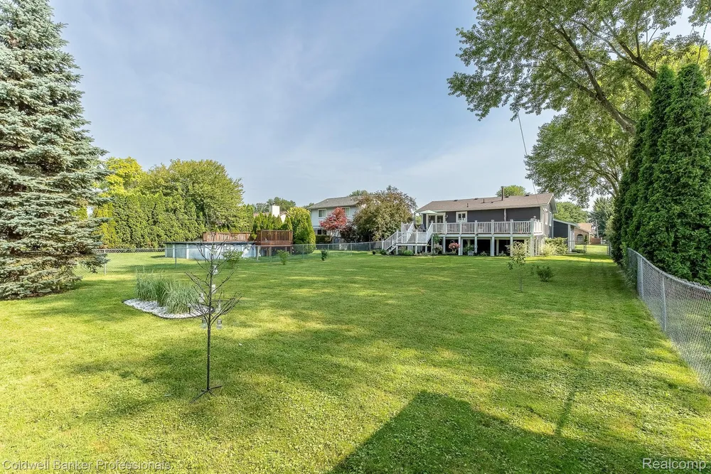 23540 Harvard Shore Dr, Clinton Township, MI 48035