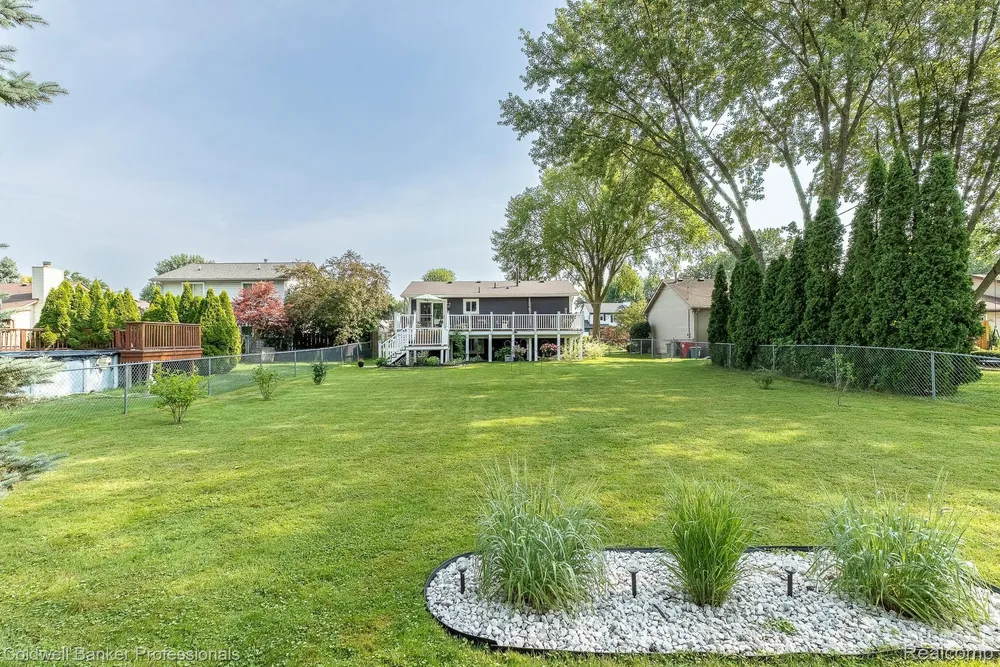 23540 Harvard Shore Dr, Clinton Township, MI 48035