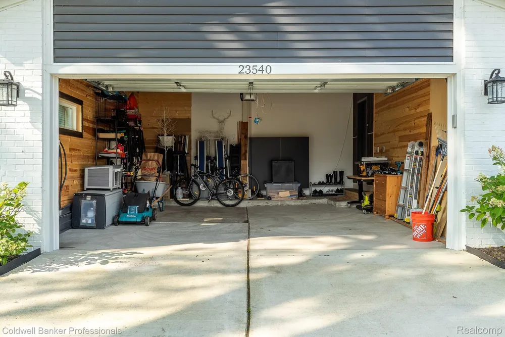 23540 Harvard Shore Dr, Clinton Township, MI 48035
