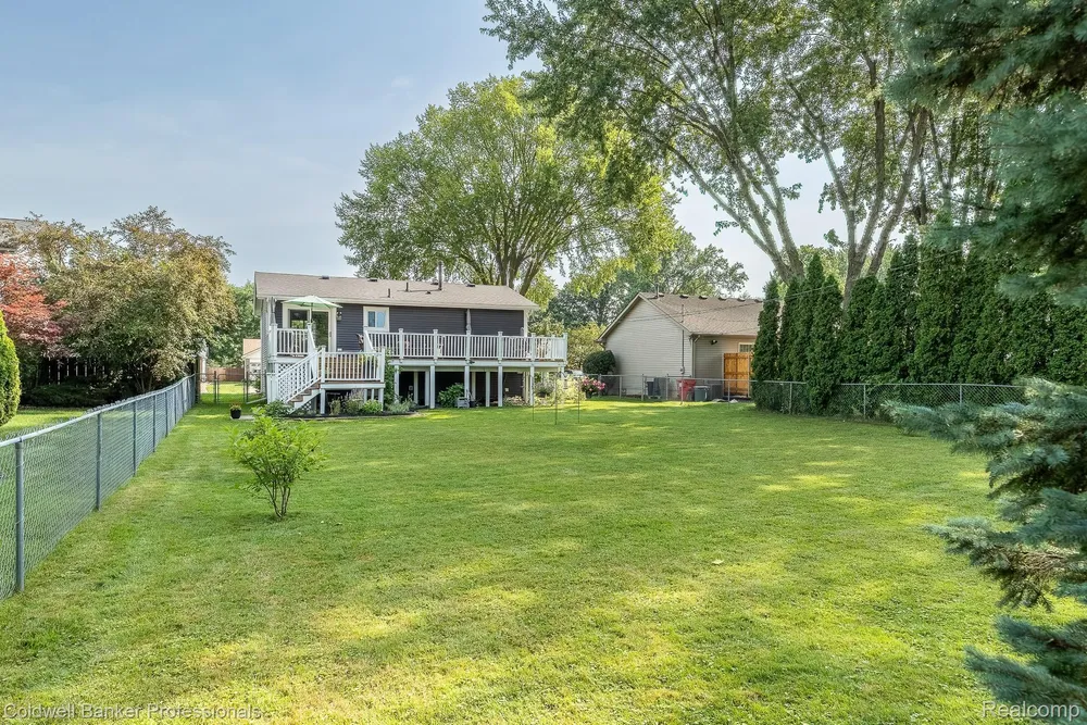 23540 Harvard Shore Dr, Clinton Township, MI 48035