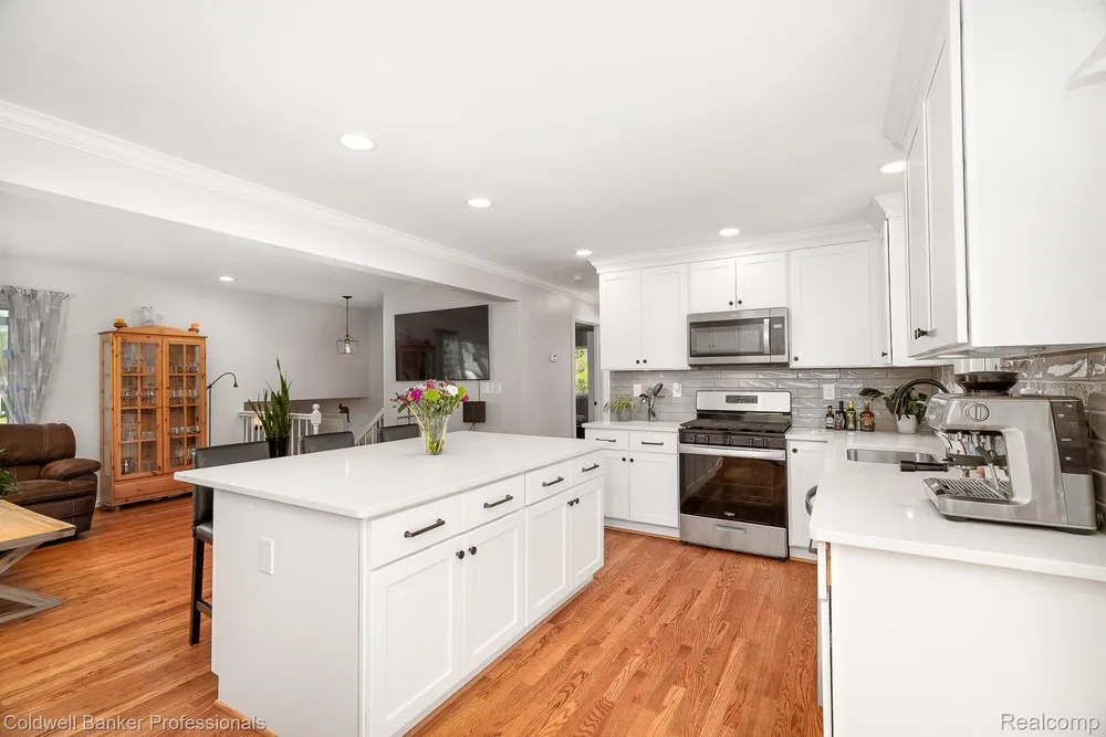 23540 Harvard Shore Dr, Clinton Township, MI 48035