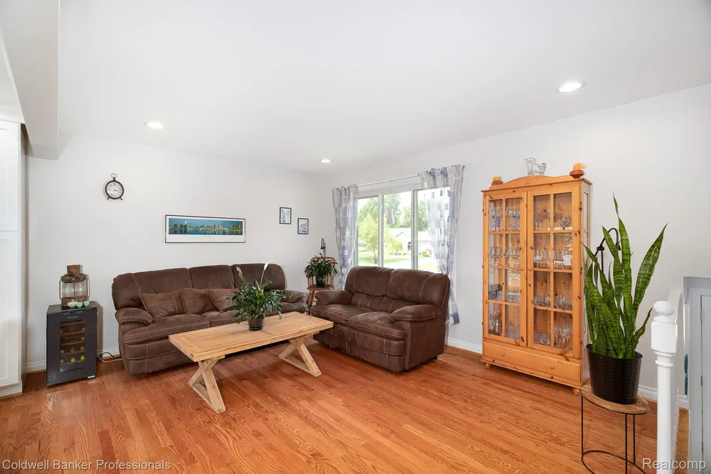 23540 Harvard Shore Dr, Clinton Township, MI 48035