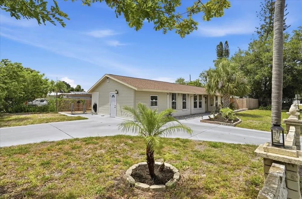 6308 5th St W, Bradenton, FL 34207