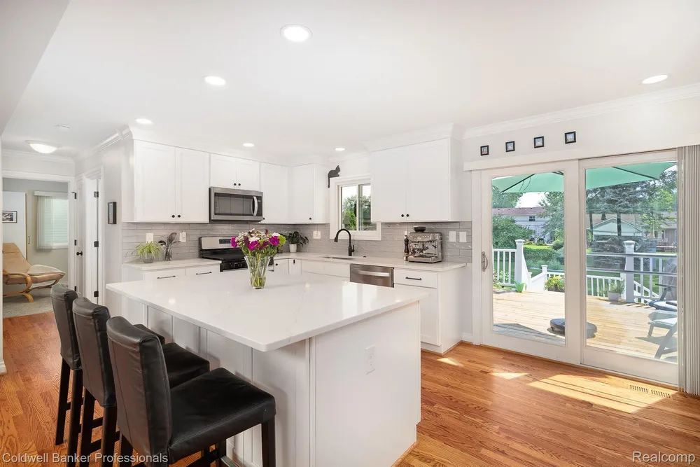 23540 Harvard Shore Dr, Clinton Township, MI 48035