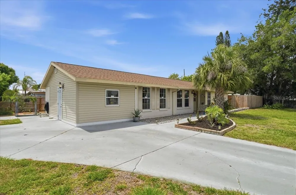 6308 5th St W, Bradenton, FL 34207