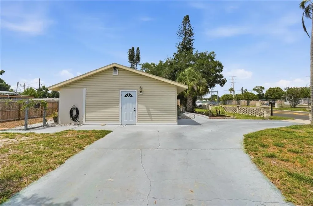 6308 5th St W, Bradenton, FL 34207