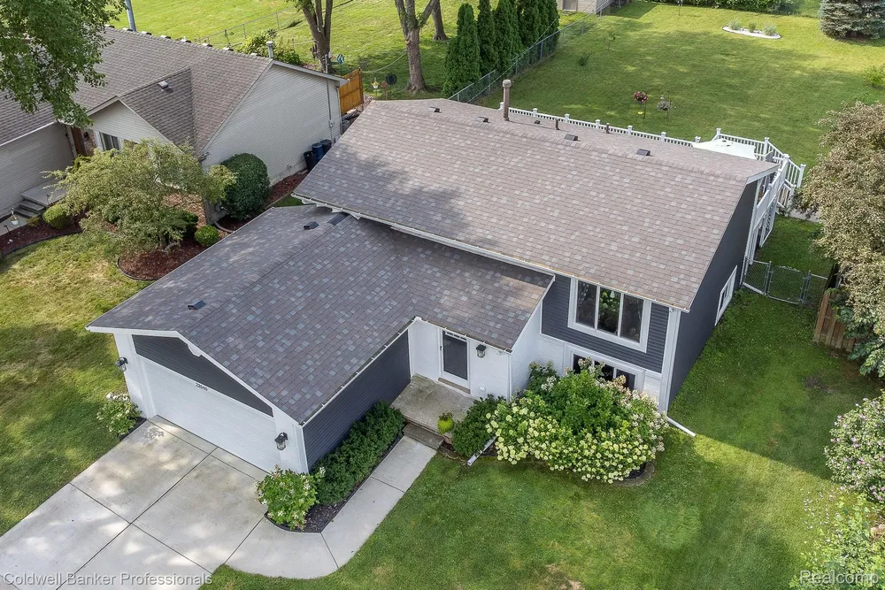 23540 Harvard Shore Dr, Clinton Township, MI 48035