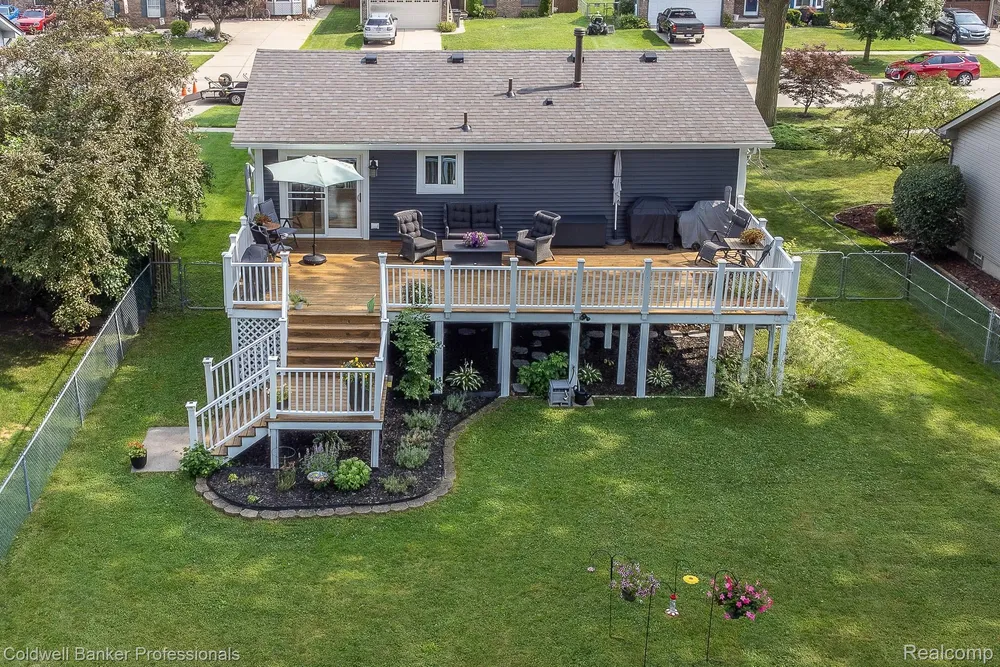 23540 Harvard Shore Dr, Clinton Township, MI 48035