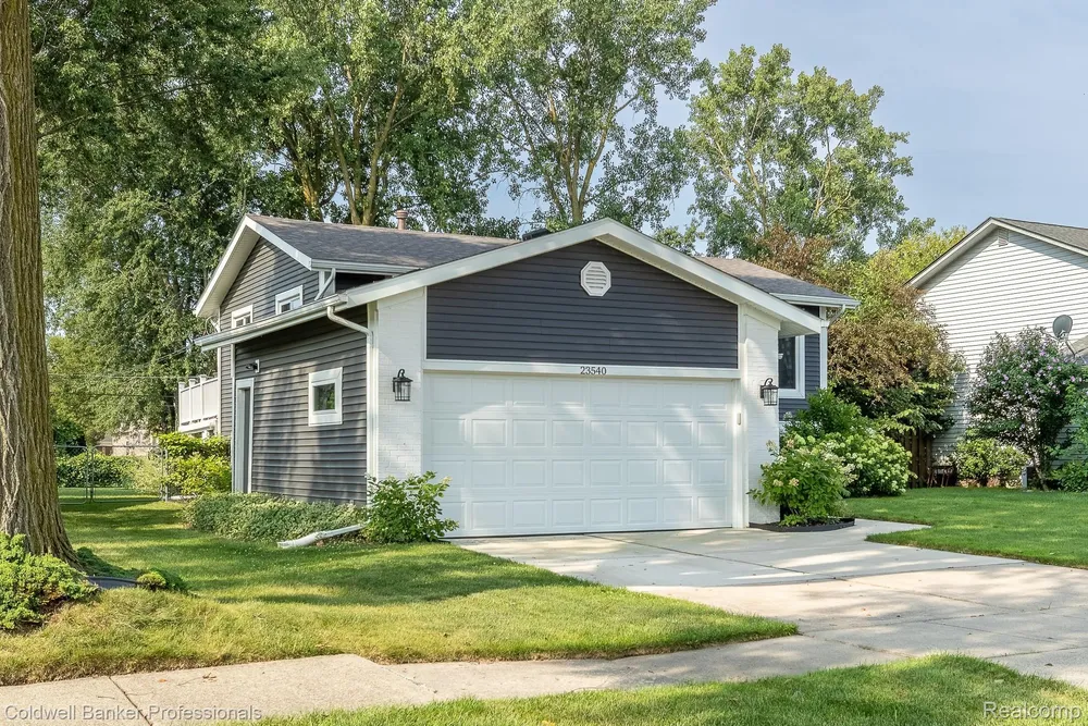 23540 Harvard Shore Dr, Clinton Township, MI 48035