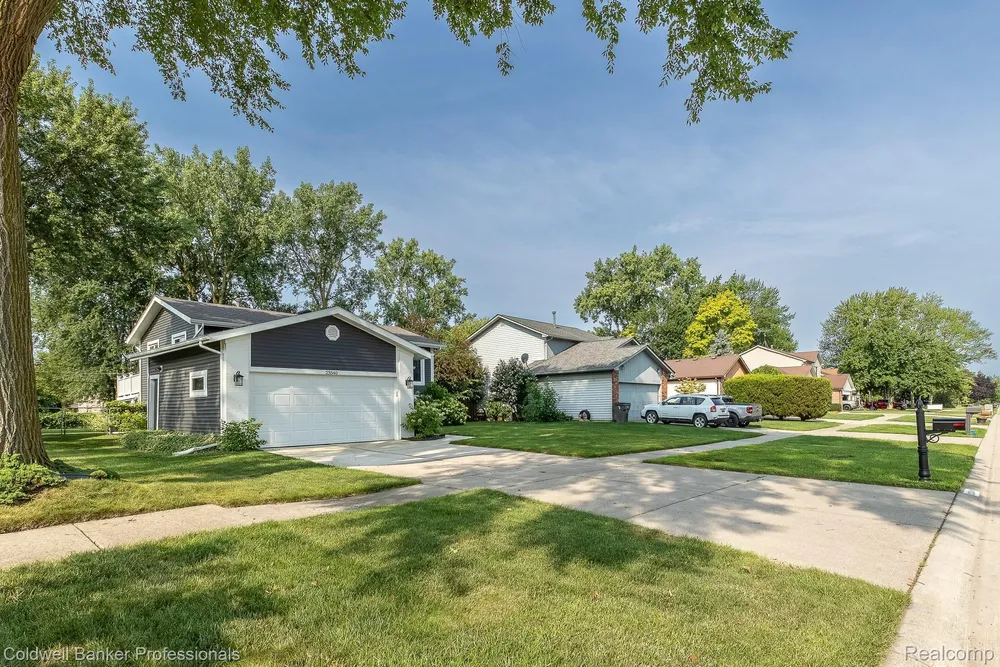 23540 Harvard Shore Dr, Clinton Township, MI 48035