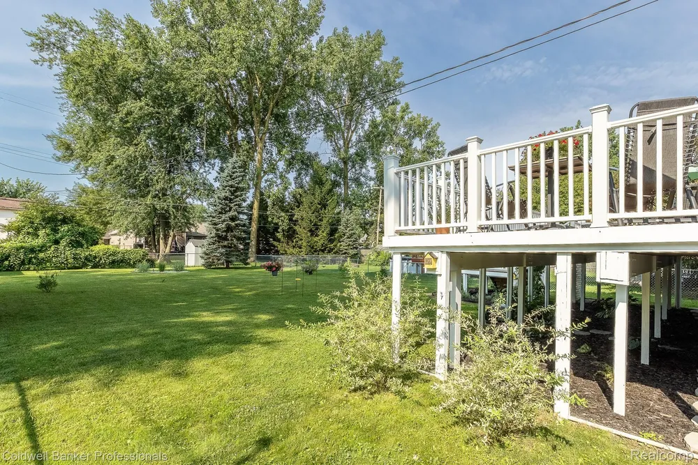 23540 Harvard Shore Dr, Clinton Township, MI 48035