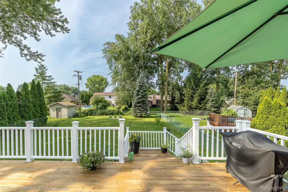 23540 Harvard Shore Dr, Clinton Township, MI 48035