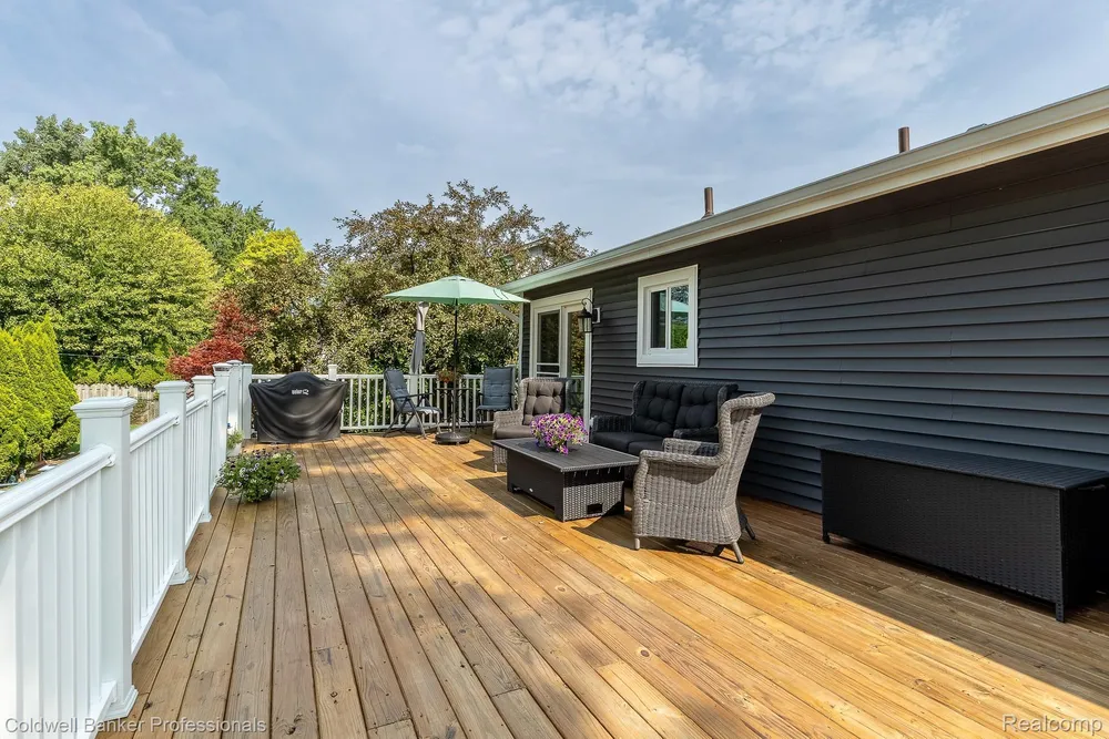 23540 Harvard Shore Dr, Clinton Township, MI 48035