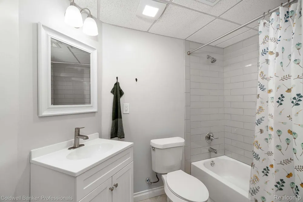 23540 Harvard Shore Dr, Clinton Township, MI 48035