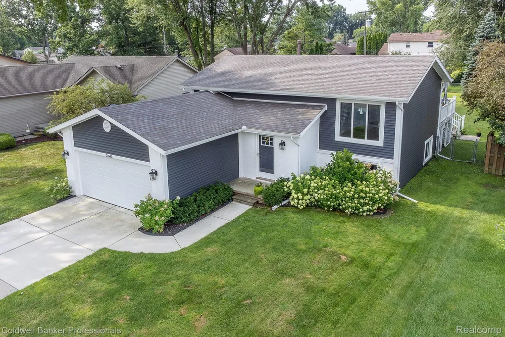23540 Harvard Shore Dr, Clinton Township, MI 48035