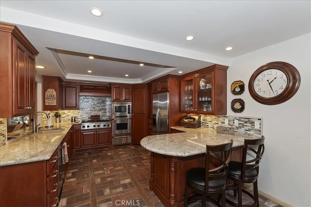 28018 Peninsula Dr, Lake Arrowhead, CA 92352