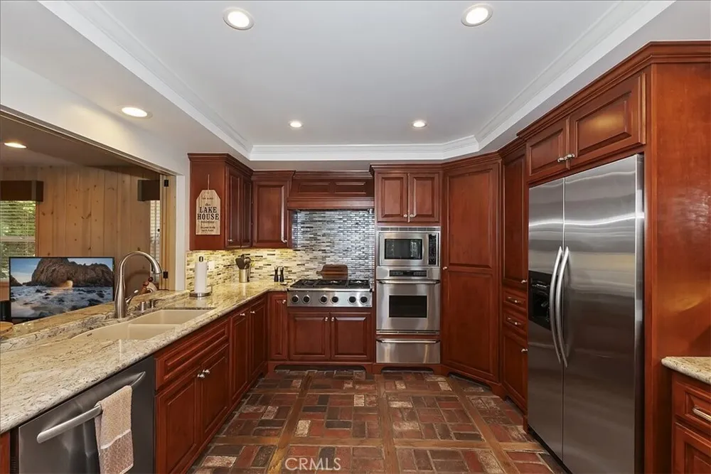 28018 Peninsula Dr, Lake Arrowhead, CA 92352