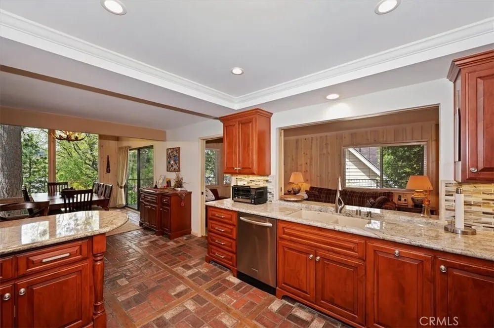 28018 Peninsula Dr, Lake Arrowhead, CA 92352