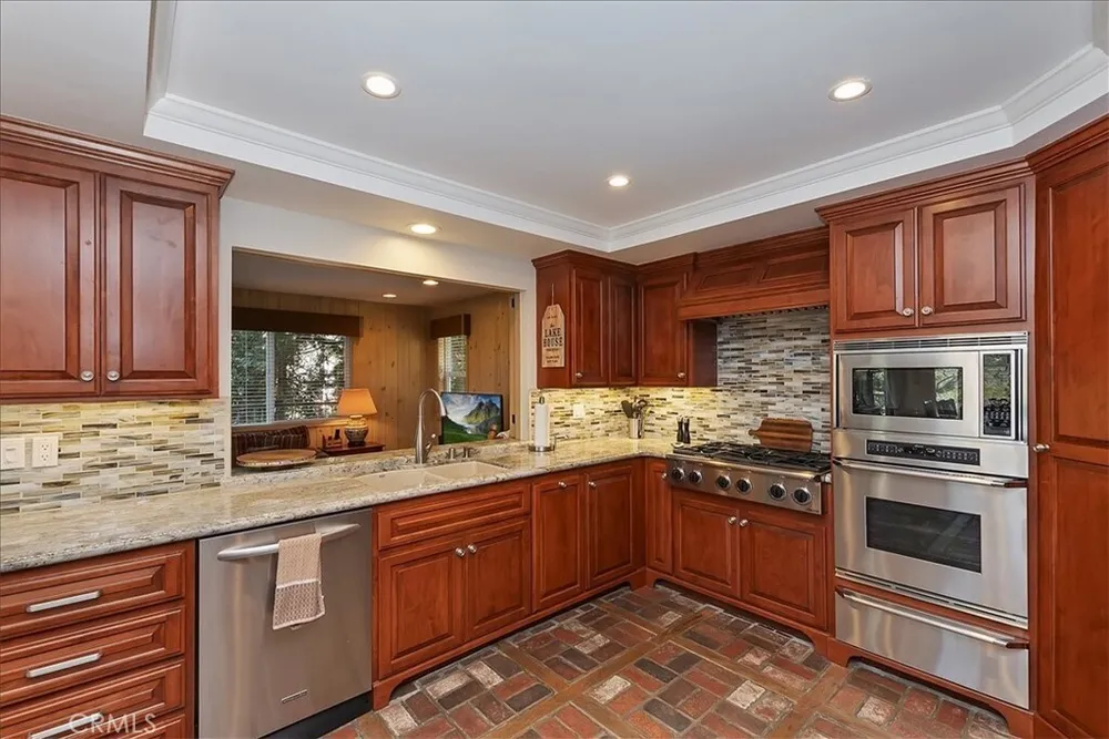 28018 Peninsula Dr, Lake Arrowhead, CA 92352