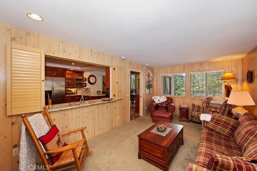 28018 Peninsula Dr, Lake Arrowhead, CA 92352