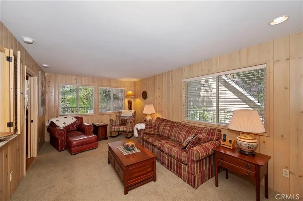 28018 Peninsula Dr, Lake Arrowhead, CA 92352