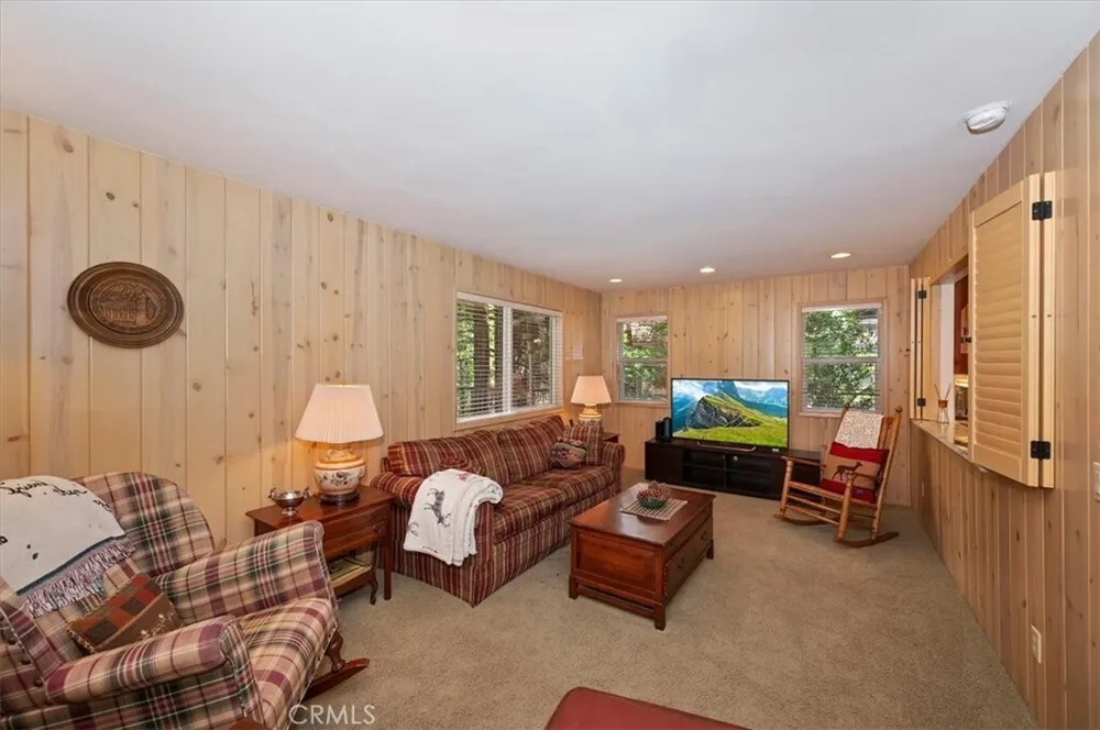 28018 Peninsula Dr, Lake Arrowhead, CA 92352