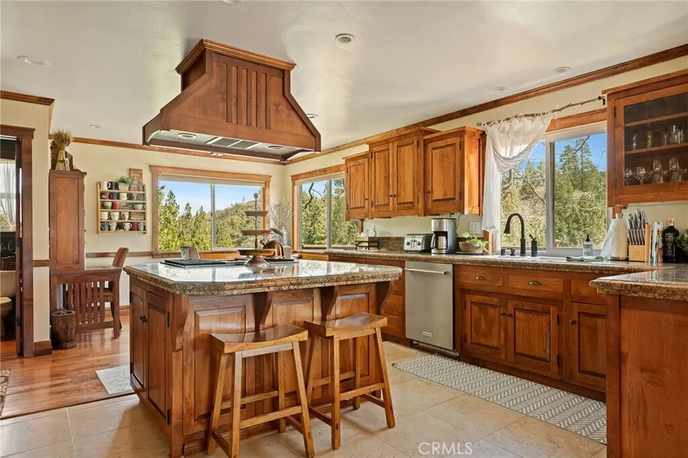 813 Brentwood Dr, Lake Arrowhead, CA 92352