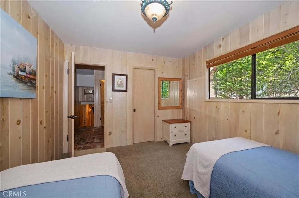 28018 Peninsula Dr, Lake Arrowhead, CA 92352