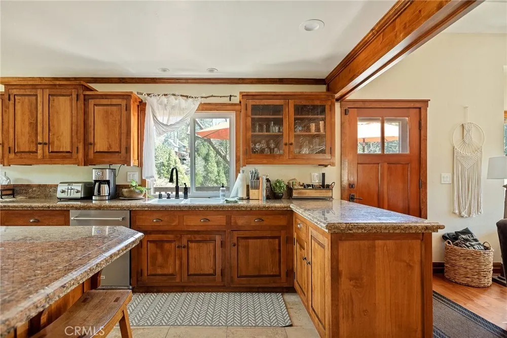 813 Brentwood Dr, Lake Arrowhead, CA 92352