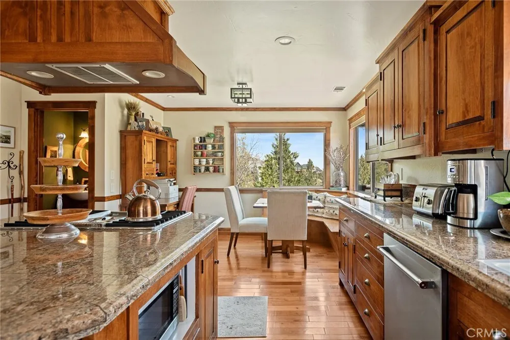 813 Brentwood Dr, Lake Arrowhead, CA 92352