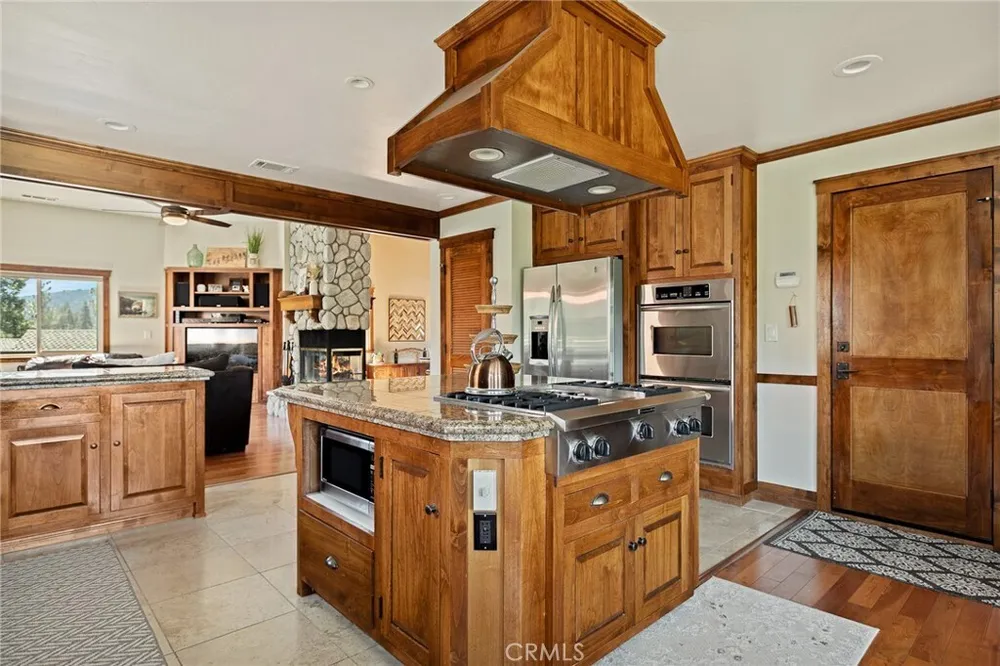 813 Brentwood Dr, Lake Arrowhead, CA 92352