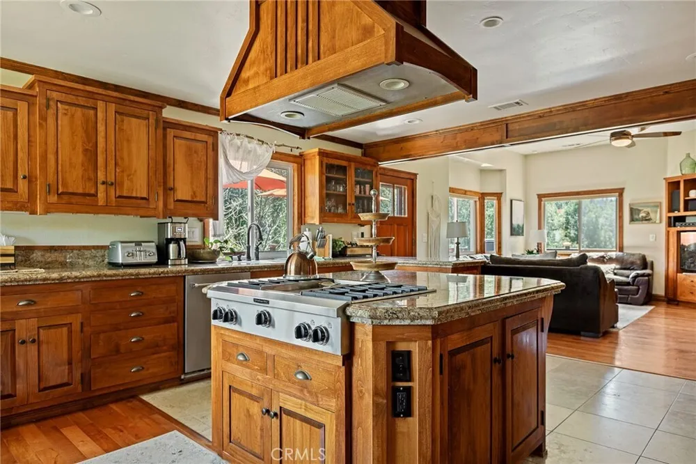 813 Brentwood Dr, Lake Arrowhead, CA 92352
