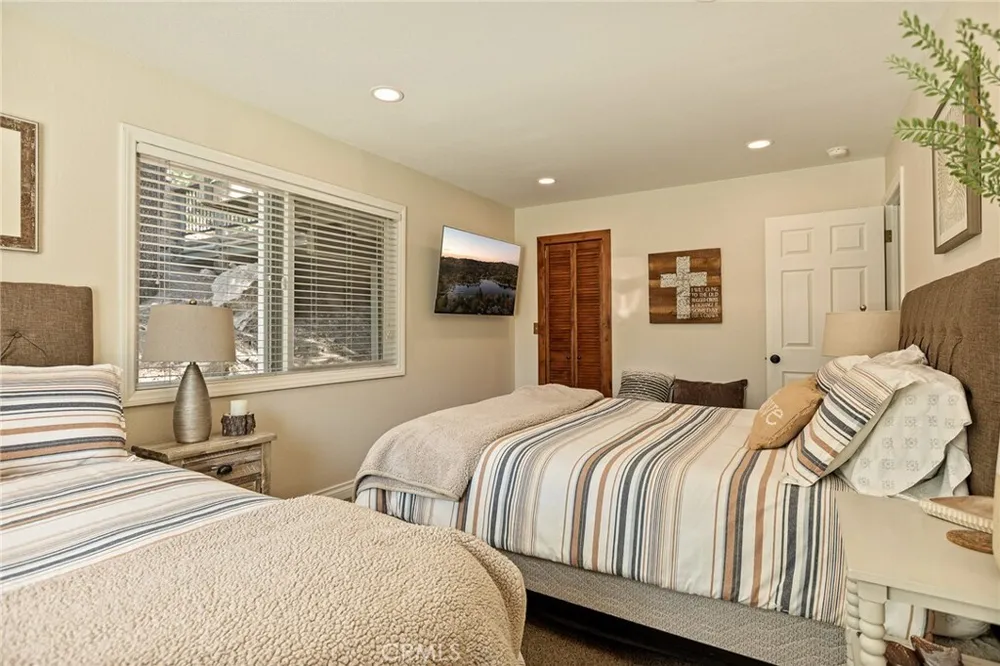 813 Brentwood Dr, Lake Arrowhead, CA 92352
