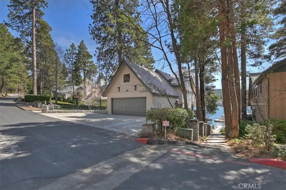 28018 Peninsula Dr, Lake Arrowhead, CA 92352