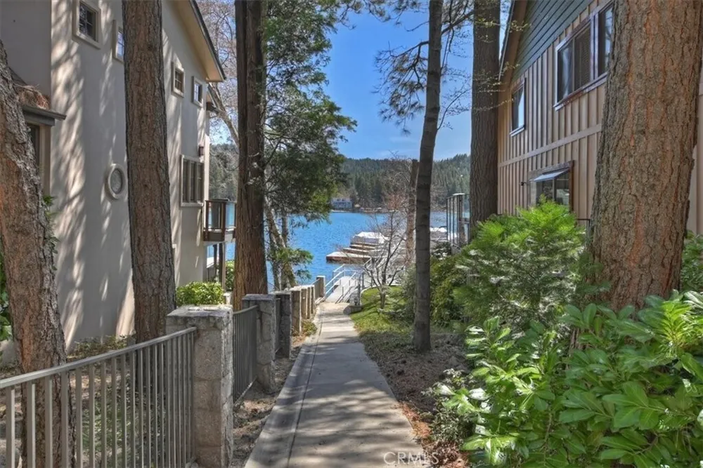 28018 Peninsula Dr, Lake Arrowhead, CA 92352