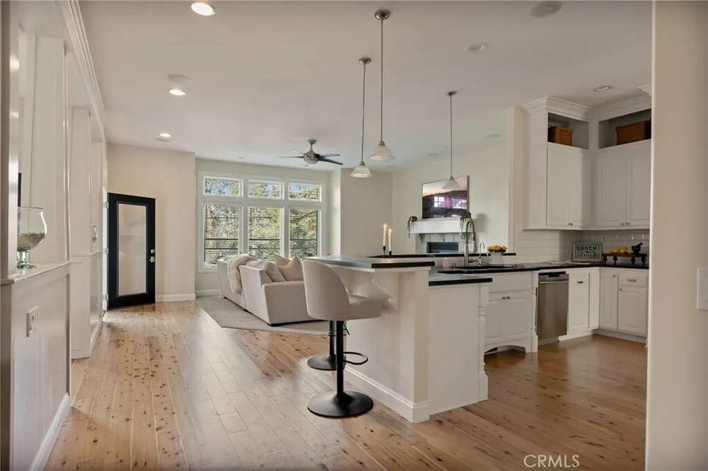 26385 Walnut Hills Dr, Lake Arrowhead, CA 92352