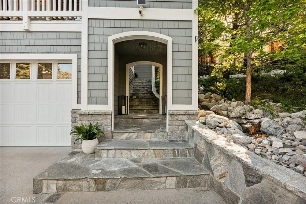 26385 Walnut Hills Dr, Lake Arrowhead, CA 92352